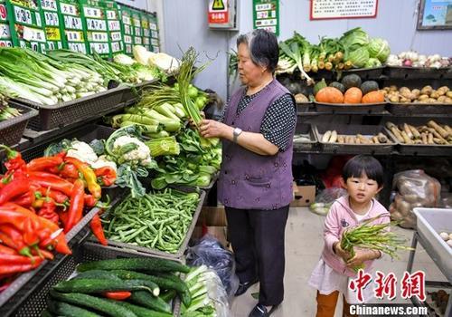 上周全國食用農(nóng)產(chǎn)品市場價格微幅上揚，商務部監(jiān)測顯示環(huán)比上漲0.9%
